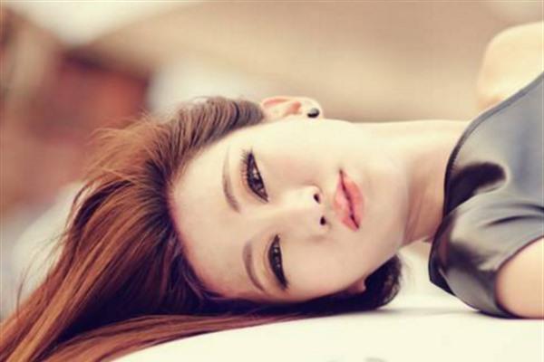 臉頰兩側長黑斑原因