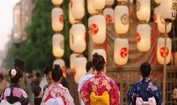 日本女生走路為什么內八 日本內八的原因是什么