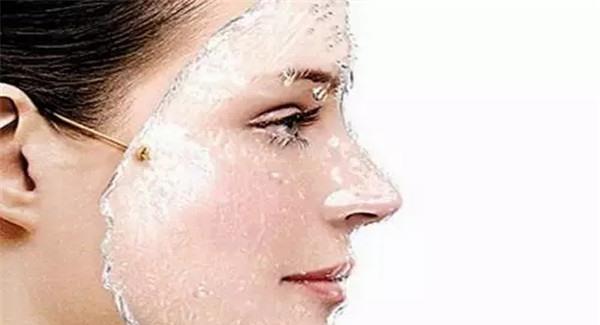 臉上干燥用什么補水